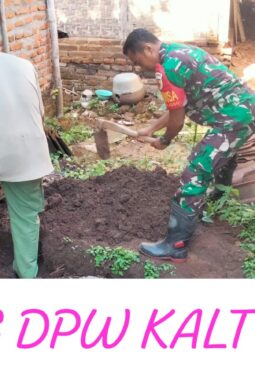 Babinsa Rejoso Gotong Royong Renovasi MCK Warga Binangun, Wujud Kemanunggalan TNI