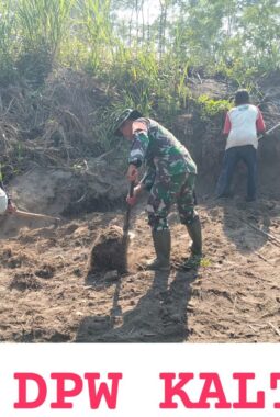 Dukung Pembangunan Jembatan Garuda, Serka Ahmad Mubarok Bersama Warga Rejosari Gelar Pelebaran Jalan