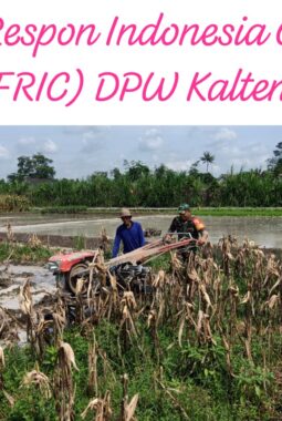 Babinsa Sumberingin Kopda Nizar Dampingi Petani Membajak Sawah, Percepat Masa Tanam