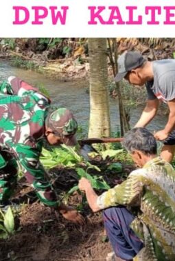 Lestarikan Lingkungan, Serda Budiono Bersama Poktan Sidodadi Tanam Pohon Melalui Aksi Bersatu Dengan Alam